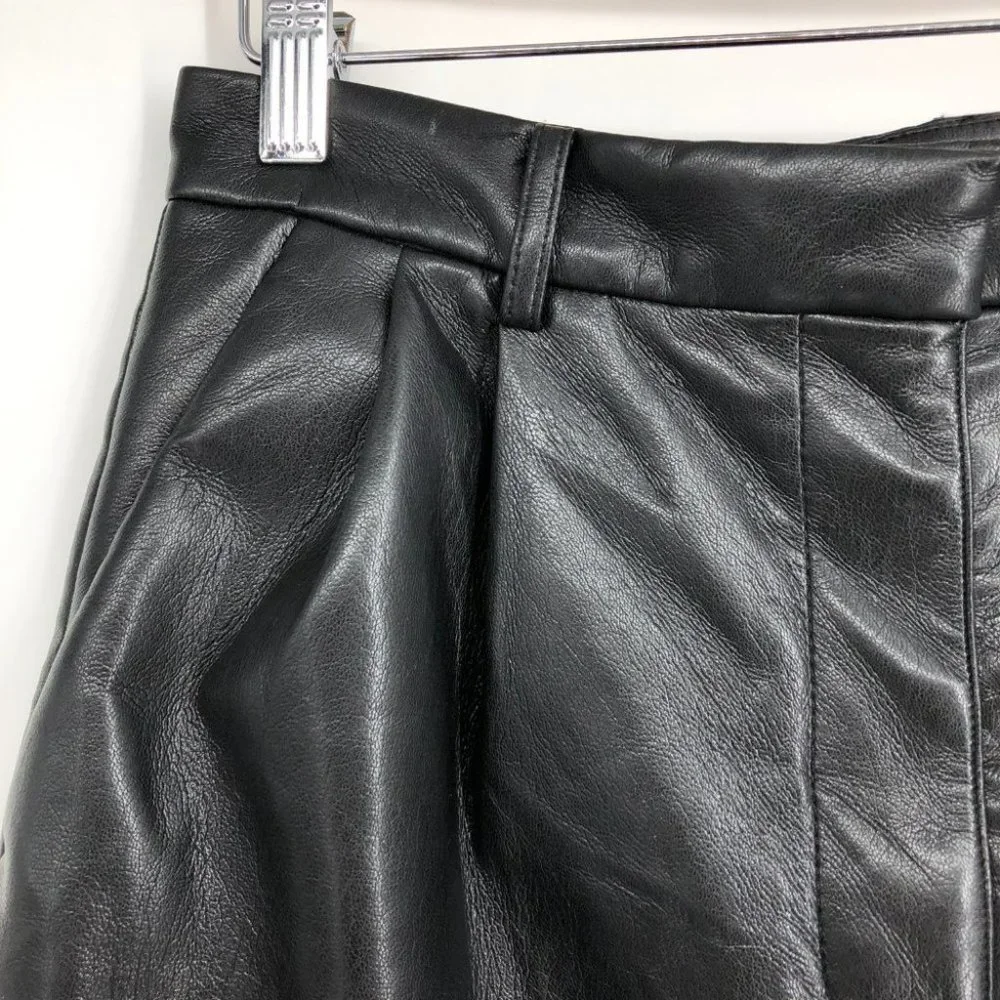 Aritzia Wilfred Black Effortless High-waisted, pleated faux leather shorts 4 - Picture 4 of 16